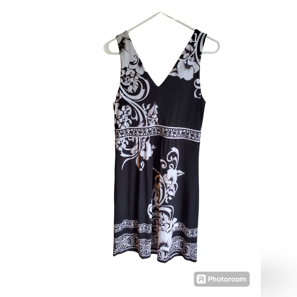 White House Black Market Black and White Floral V‑Neck Mini Dress